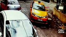 Taksi açık unutulan rögara düştü | Video