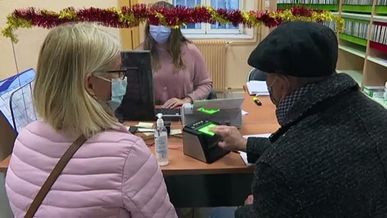 Au "Brexit bureau" de Dordogne, soulagement des Britanniques qui obtiennent leur carte de séjour