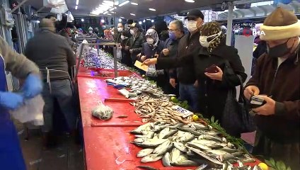 Bolu’da, 15 liradan satılan hamsi kuyruk oluşturdu