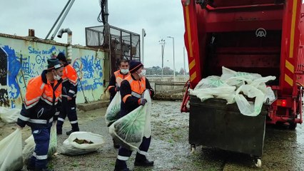 İSTANBUL - Caddebostan sahilinde denizin rengi kırmızıya büründü
