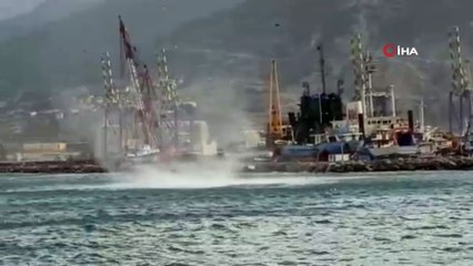 Hortum denizdeki martıları böyle savurdu