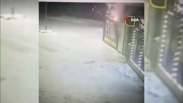 - Rusya'da 3 kişi havai fişek dükkanını havaya uçurdu
