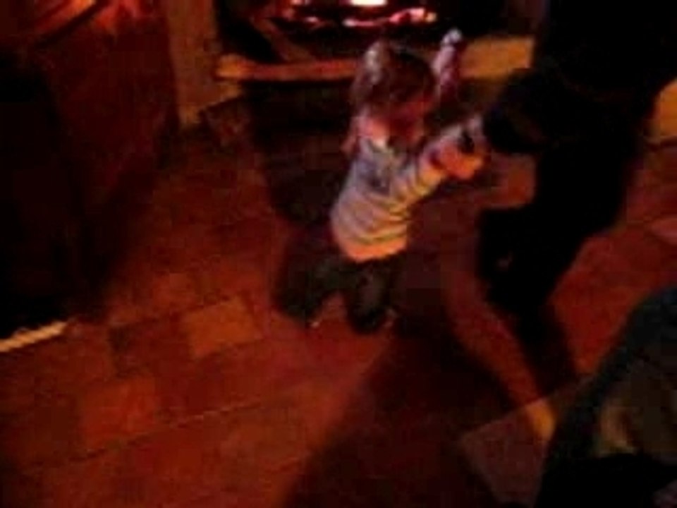 Camille papi josette chantent dansent joyeux anniversaire