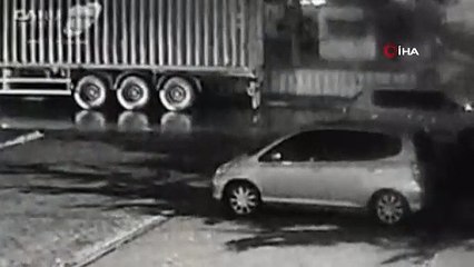 Park halindeki tıra çarpan motosikletlinin feci ölümü kamerada