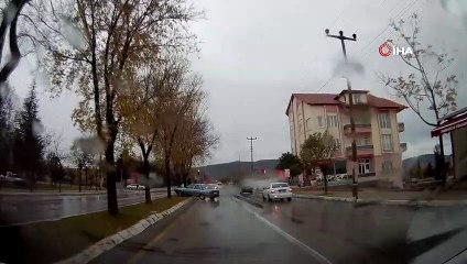 - Dikkatsiz sürücünün kaza anı kameraya yansıdı