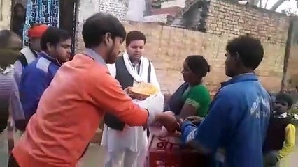 समाजसेवी सिद्धार्थ शुक्ला ने ओयल कस्बे शादी के दिन कन्या को फल तथा वस्त्र प्रदान किया