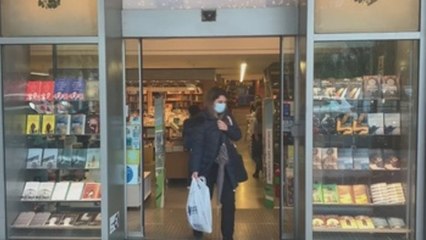Grecia abre librerías y peluquerías antes de una Navidad en confinamiento