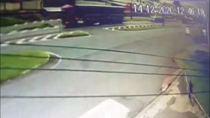 Vídeo mostra Ford Ka atravessando trevo e sendo atingido por caminhão na BR-277