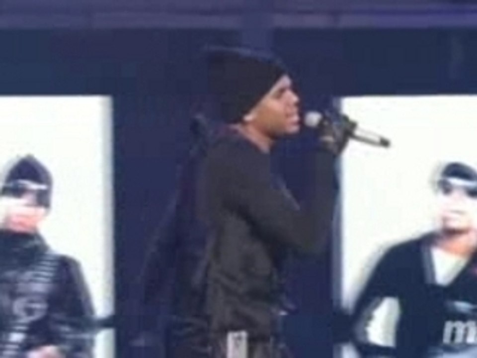 Chris Brown - Help Me [LIVE]