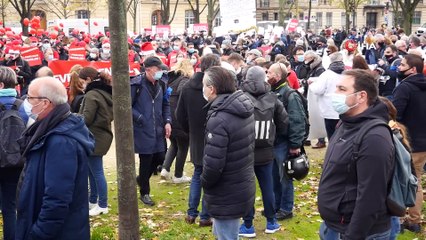 - Paris’te hizmet sektörü çalışanlarından “tabutlu” protesto