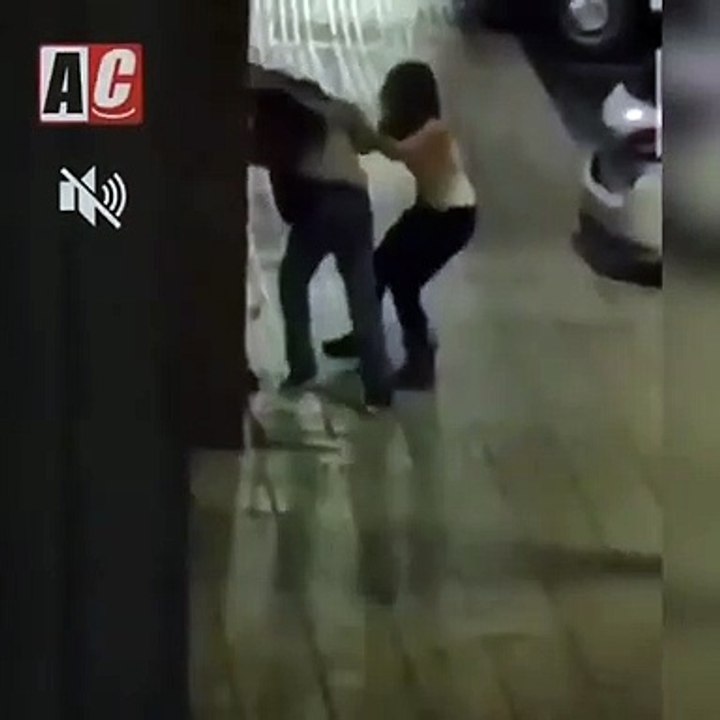 Una mujer da una brutal paliza a su pareja en la calle