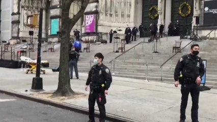 뉴욕 대성당 앞 성가대 공연 직후 총격...용의자 사살 / YTN