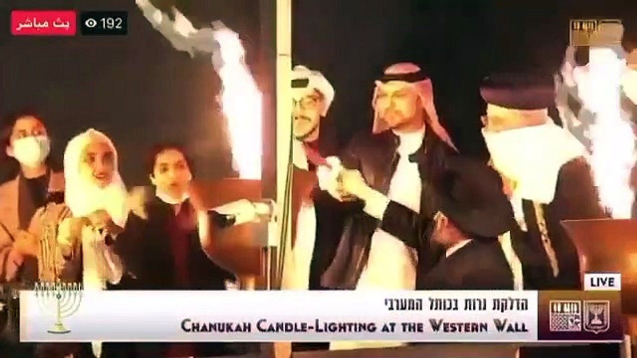 حاخام يضيء شمعدان عيد الحانوكا عند حائط البراق في #المسجد_الأقصى المبارك في #القدس المحتلة بمشاركة وفد من #صهاينة_العرب