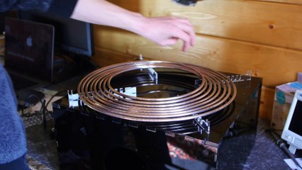 J'ai fabriqué une BOBINE TESLA MUSICALE ! ⚡