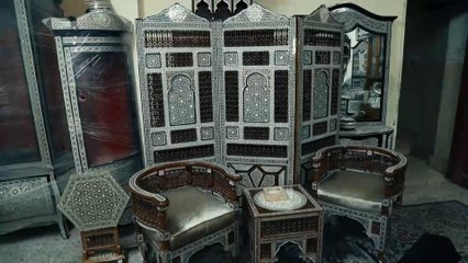مصري يحول صدف البحر لمجسمات فنية جميلة