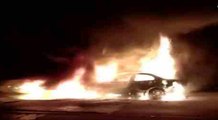 युमना एक्सप्रेस वे पर जलती कार में मदद के लिए चीखते-चिल्लाते रहे लोग