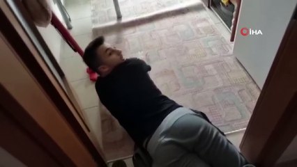 Uyuşturucu baskınında kokaini tuvalete dökerken yakalandılar