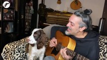Roberto Angelini (e il suo cane) cantano 