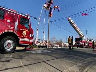 Paraşütü elektrik tellerine dolaşan Noel Baba böyle kurtarıldı