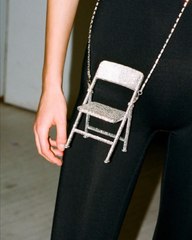 Le sac à main le plus inutile coûte plus de 700 euros et vous ne pouvez rien ranger dedans...