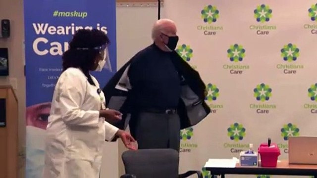 Joe Biden se vacuna contra la COVID-19 ante las cámaras mientras el suero de Moderna llega a EEUU