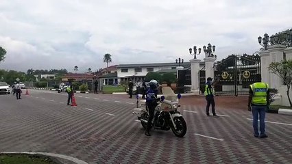 入宫50分钟   哈迪挥手离开行宫