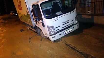 ADANA - Kısmen çöken yola batan kamyonet kepçeyle kurtarıldı