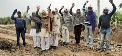 शामली- सड़क चौड़ीकरण व पानी की निकासी नहीं होने से विस्थापितों का प्रदर्शन