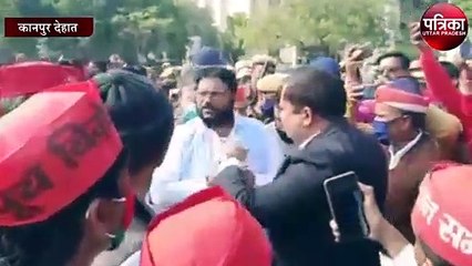 सपाइयों ने किसान बिल के समर्थन में किया उग्र प्रदर्शन, प्रशासन से हुई जमकर झड़प