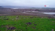 Suların yüzlerce metre çekildiği Sazlıdere Barajı’nda ev kalıntıları ortaya çıktı