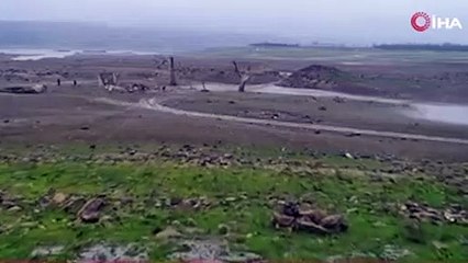 Suyun yüzlerce metre çekildiği Sazlıdere Barajı'nda ev kalıntıları ortaya çıktı