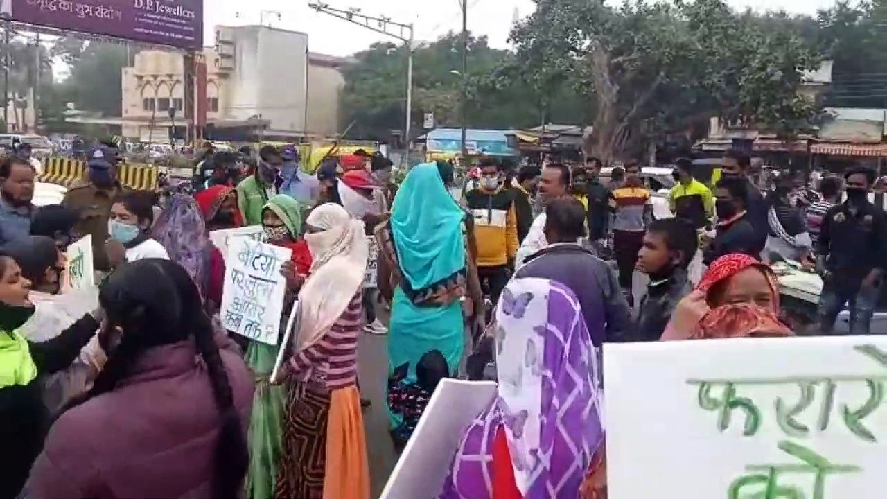 नवविवाहिता को इंसाफ दिलाने के लिए परिजनों ने किया चक्काजाम, पुलिस ने दी समझाईश