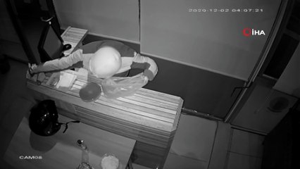 İş yerindeki süs havuzundan su içti, kasayı soyup camdan atladı