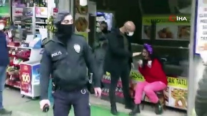 Bursa'da maskesiz kadın önce polise saldırdı, ardından çığlık atarak kaçmaya başladı