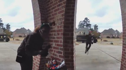 Kargo çalışanı kendisi için bırakılan atıştırmalıkları görünce mutluluktan dansı etti