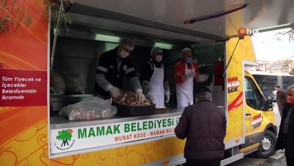 Çorba dağıtırken söylediği şarkılarla vatandaşın gözdesi oldu