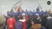 Una muchedumbre enfurecida lanza sillas contra Evo Morales al grito de 