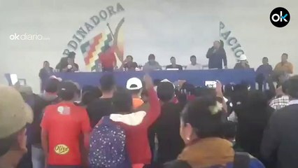 Una muchedumbre enfurecida lanza sillas contra Evo Morales al grito de "¡fuera, fuera!"
