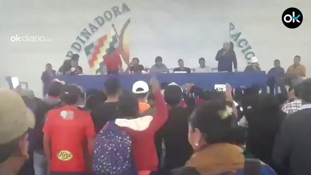 Una muchedumbre enfurecida lanza sillas contra Evo Morales al grito de ¡fuera, fuera!