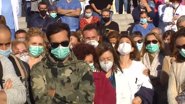 Emotivo minuto de silencio por el enfermero que impulsó el derecho a despedirse de los enfermos de COVID