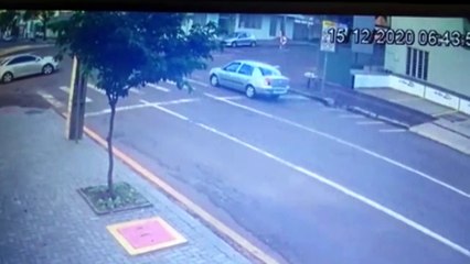 Árvore prejudica visão, mas câmera mostra veículos avançando antes de baterem em cruzamento no Centro
