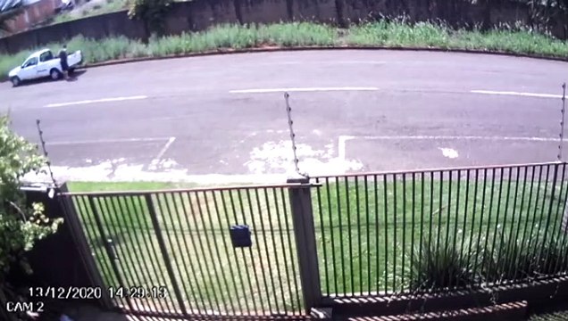 Vídeo flagra motorista realizando descarte de entulhos no Jardim Gramado