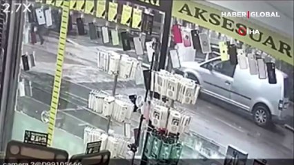 Sinir krizi geçiren kadın otomobilin camlarını kırdı, sokakta yarı çıplak oturdu