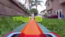 Son circuit Hot Wheels est incroyable...