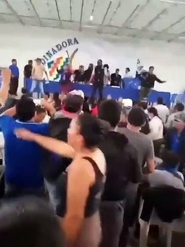 Evo Morales toca fondo: le lanzan sillas durante un acto de su propio partido