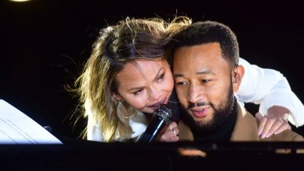 Скачать видео: Erstes Interview nach der Fehlgeburt: So geht es Chrissy Teigen und John Legend