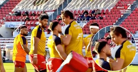 Eben Etzebeth s'accroche avec son coéquipier Julien Ory à l'échauffement