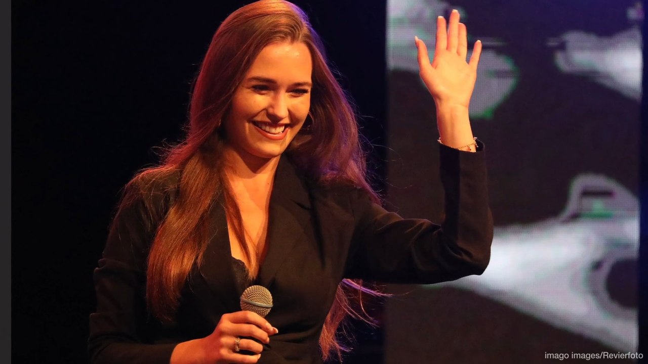 Schwarz statt Weiß: Laura Müller heiratet in Minikleid und High Heels