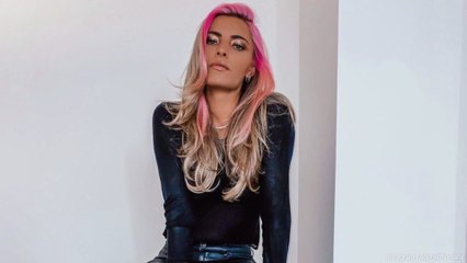 Lockdown-Look: Sophia Thomalla zeigt sich mit pinken Haaren
