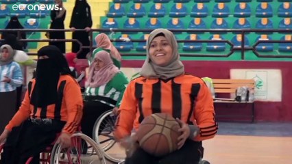 على كراس ٍ متحركة.. لاعبات كرة سلة يمنيات يواجهن الحرب والمجتمع